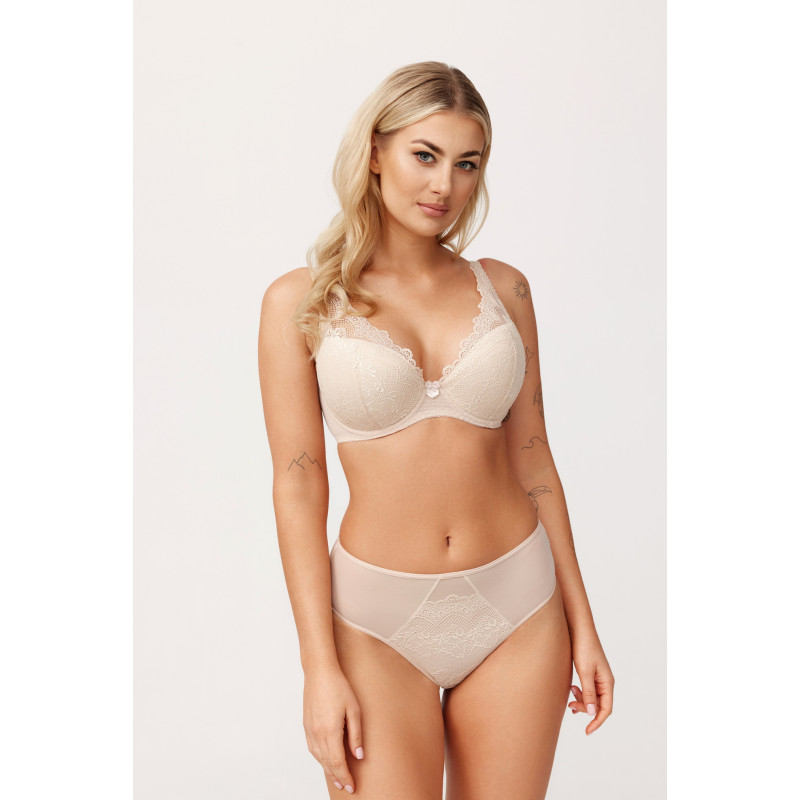 Modelka w biustonoszu półusztywnianym Iness Wera z elegancką koronką
