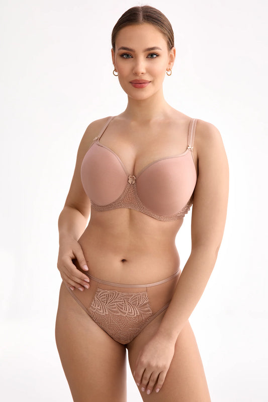 Modelka prezentuje biustonosz Rina Beżowy B461 Spacer – elegancki model z oddychającymi miseczkami, geometrycznym haftem i regulowanymi ramiączkami.