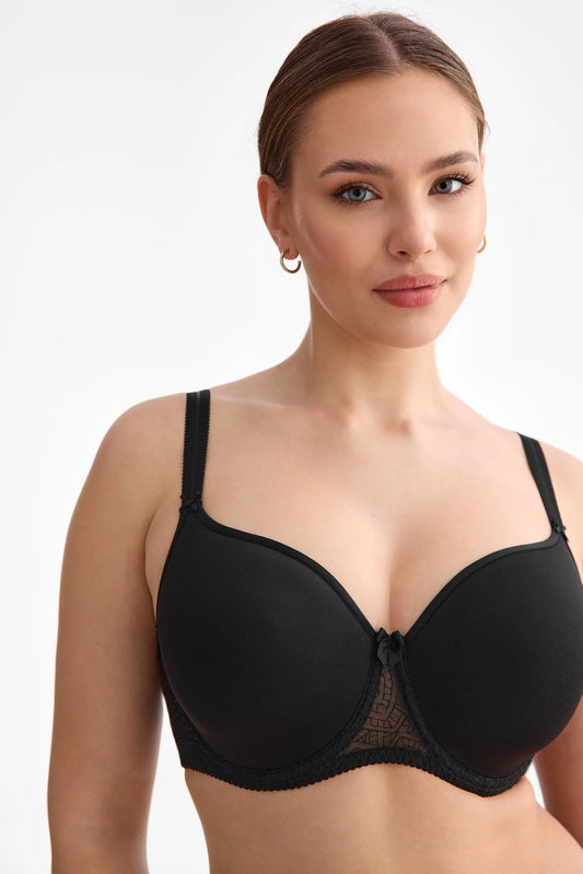 Modelka prezentuje biustonosz Rina Czarny B461 Spacer – elegancki model z oddychającymi miseczkami, geometrycznym haftem i regulowanymi ramiączkami.